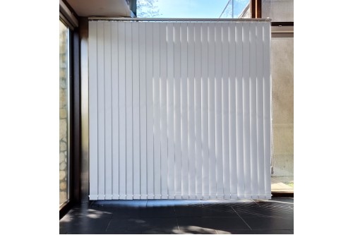 Estore Vertical 127mm em Tecido Liso Blackout Económico Estore Vertical 127mm em Tecido Liso Blackout Económico