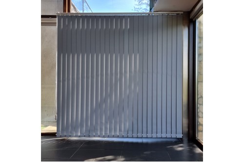 Estore Vertical 89mm em Tecido Liso Blackout Premium Estore Vertical 89mm em Tecido Liso Blackout Premium